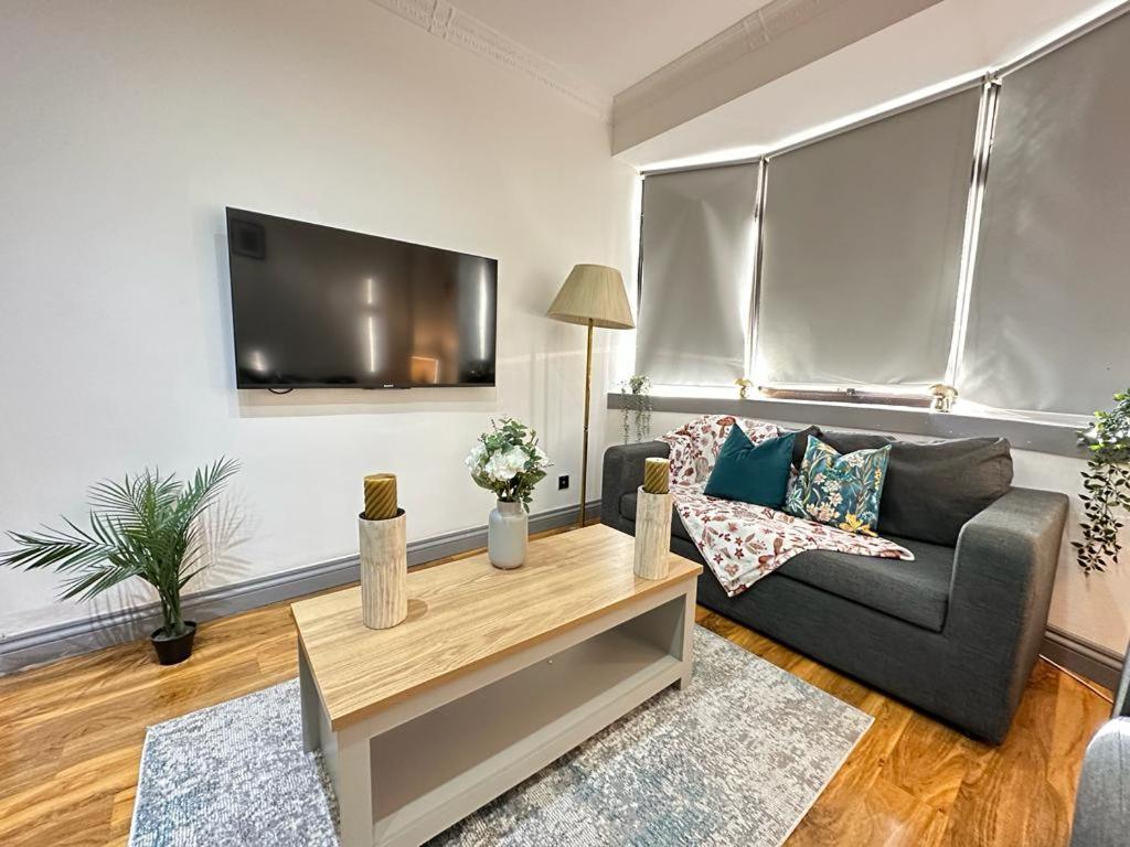 1 Bedroom And Livingroom Apartmenr In Apartment *